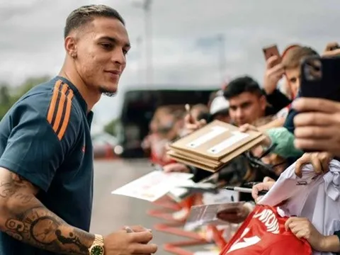 Antony gây bão khi đặt chân đến Old Trafford