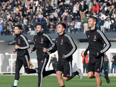 Áp lực bủa vây, Ronaldo không thể vui vẻ với người hâm mộ