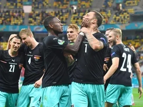 Arnautovic văng tục, Alaba liền bịt miệng đàn anh