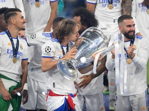 Arnold nhảy múa trong vòng cấm, Modric bực mình vì Casemiro