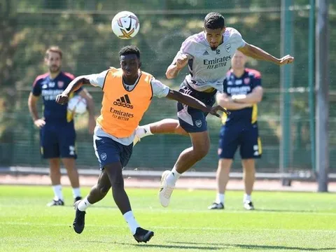 "Đá tảng" Arsenal nổi bật ở buổi tập