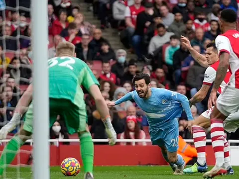 'Liverpool và Chelsea hẳn đang nguyền rủa trận thua của Arsenal'