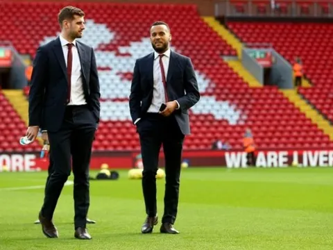 Arsenal để vuột mất "cơn lốc đường biên" về tay Leicester