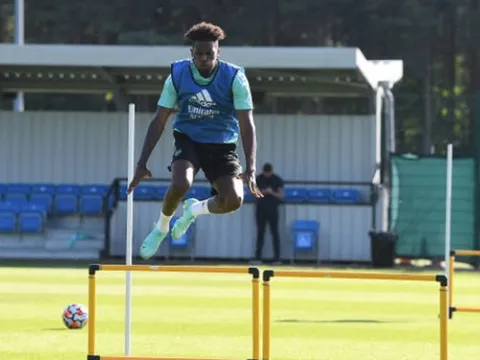 Arsenal dốc sức ở Edinburgh, tân binh tung hoành trên không trung