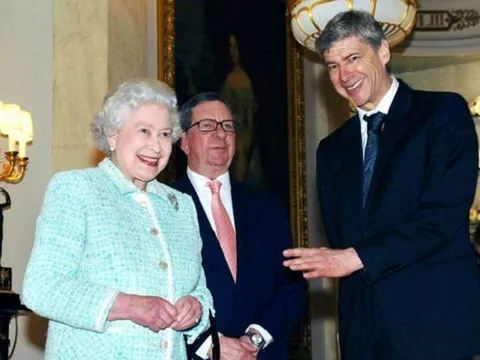 Arsenal - Đội bóng duy nhất từng được dự tiệc trà của Nữ hoàng Anh