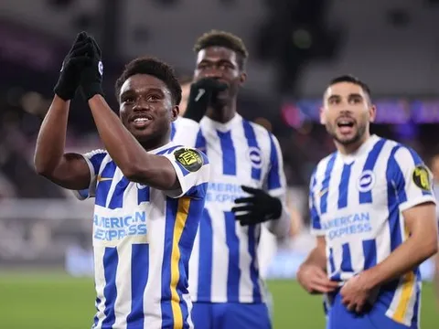 Arsenal đối đầu Tottenham vì cơn lốc đường biên