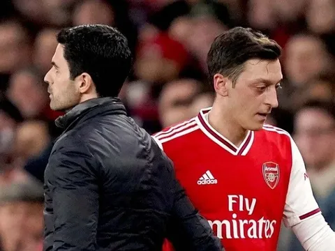 Arsenal: Đối tốt với Ukraine - Xử tệ với cầu thủ của mình