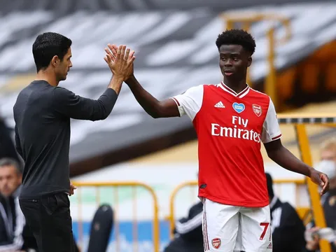 Arsenal dồn gánh nặng cho "măng non", Wright chỉ trích kịch liệt