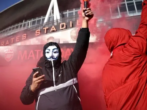 Hàng ngàn fan Arsenal bao vây Emirates, đòi tống khứ cả nhà 1 cái tên
