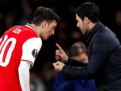 Arsenal gặp khó, Paul Merson nêu ra điều HLV Arteta nên làm với Ozil