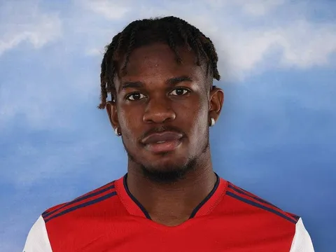 Arsenal gia hạn với tiền vệ 21 tuổi