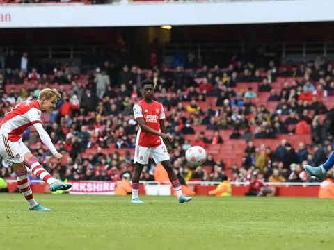 Arsenal kỵ giơ; Cặp đôi ăn ý ở Premier League