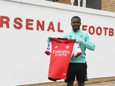 Arsenal ký hợp đồng với cầu thủ chạy cánh người Anh