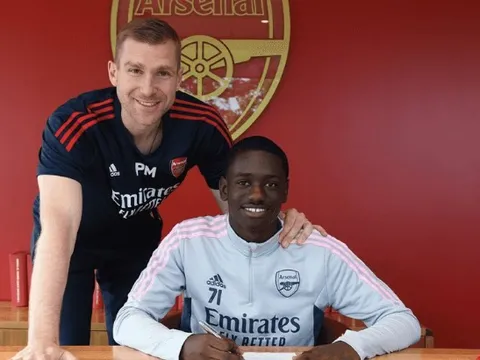 Arsenal ký hợp đồng với tiền đạo 17 tuổi