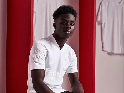 Arsenal mang mẫu áo cực lạ đấu Nottingham