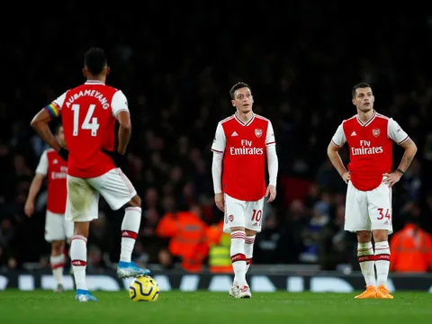 "Cậu ta không nên ở trong đội hình và không nên chơi cho Arsenal nữa"