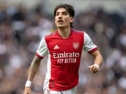 Arsenal ra giá bán Bellerin