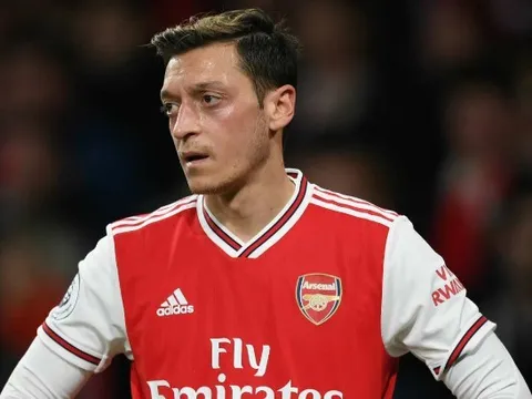 Arsenal sẵn sàng "biếu không", Ozil rộng cửa rời Emirates ngay trong tháng Một