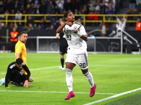'Ozil cùng Mertesacker nói cậu ấy rất điên rồ và đầy tốc độ'