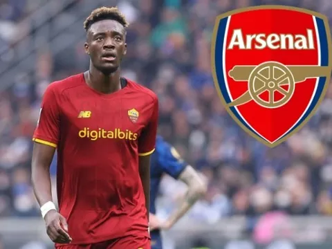 Arsenal tăm tia Abraham, AS Roma đã có câu trả lời