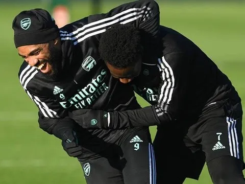 Dàn sao Arsenal vật lộn, cười đùa trước đại chiến với Liverpool
