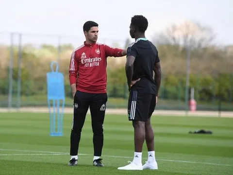 Arteta thân mật với trò cưng, Arsenal sẵn sàng chiến Southampton