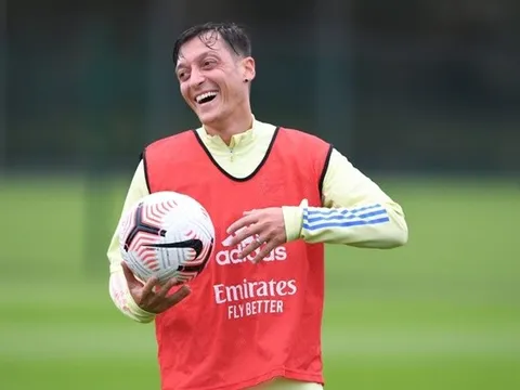 Arsenal thảm hại, Jamie Redknapp đưa ra một tuyên bố về Ozil