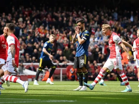 Ian Wright sốc vì hành động của Fenandes với Ronaldo