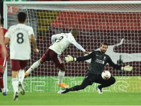 Arsenal yếu đuối, Liverpool ngược dòng chuẩn mực tại Anfield