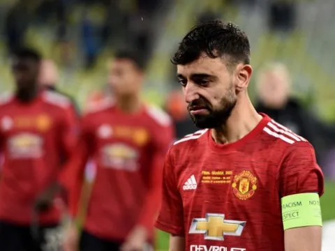 Arsene Wenger chê Bruno Fernandes