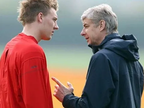 Cựu sao Arsenal: "Tôi muốn quay ngược thời gian, dùng búa đập đầu mình"