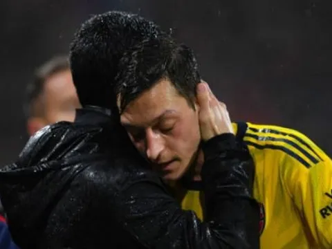 'Cấp trên đã chỉ đạo Arteta không được dùng Ozil'
