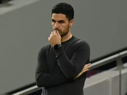 Arteta phản ứng về quyết định không thay người khi Holding nhận thẻ đỏ