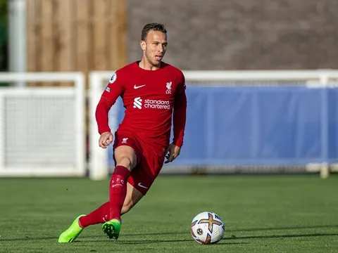 Arthur đá trận đầu tiên cho Liverpool