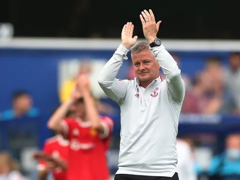 Xác nhận Man Utd ký HĐ quan trọng sau khi đón Varane