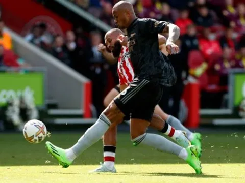 Gabriel chế nhạo tiền đạo Brentford