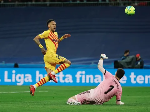 Aubameyang đi vào lịch sử siêu kinh điển