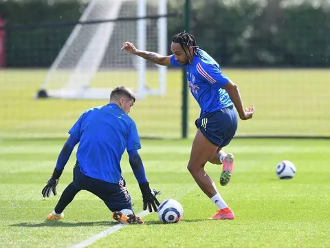 Aubameyang xuất hiện đầy lạ lẫm, nỗi ám ảnh của Arsenal lại ùa về