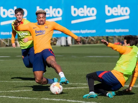 Aubameyang xuất hiện, tân binh Barca gây choáng ngợp trên sân tập
