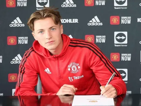 Man Utd công bố bản hợp đồng với tiền vệ 19 tuổi