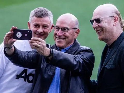 XONG! Lộ tin Man Utd bị bán, Avram Glazer đáp trả nhanh gọn