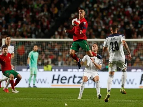 Ronaldo gánh cả Bồ Đào Nha trên vai
