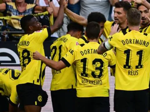 Reus lập công, Dortmund giành thắng lợi đầu tiên ở Bundesliga