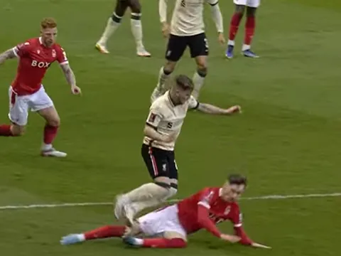 Lính đánh thuê Man United khiến sao Liverpool đau đớn nằm sân
