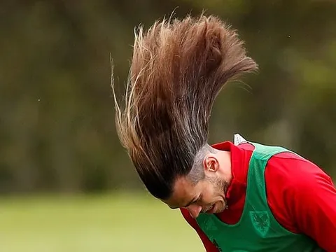 Bale khiến người hâm mộ choáng ngợp bởi mái tóc dài quá vai