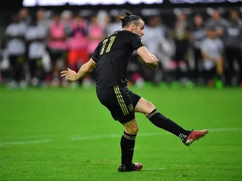 Bale solo ghi bàn từ giữa sân