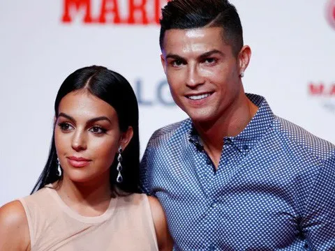 Bạn gái nóng bỏng nói gì khi Ronaldo thua Quả bóng vàng?