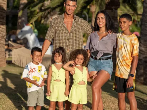 Bạn gái Ronaldo lấy lại vóc dáng siêu mẫu ngay sau khi sinh