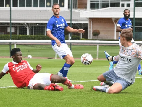 Bản HĐ mới ký ghi hattrick trong ngày Arsenal thắng 5-1
