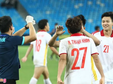 Ban huấn luyện U23 Việt Nam nhắc cầu thủ giữ khoảng cách khi ăn mừng